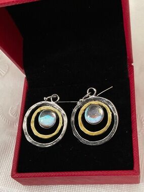 VINTAGE SILVER & GOLD HOOP EARRINGS W/CENTER WHITE OPAL. BOHO STYLE.